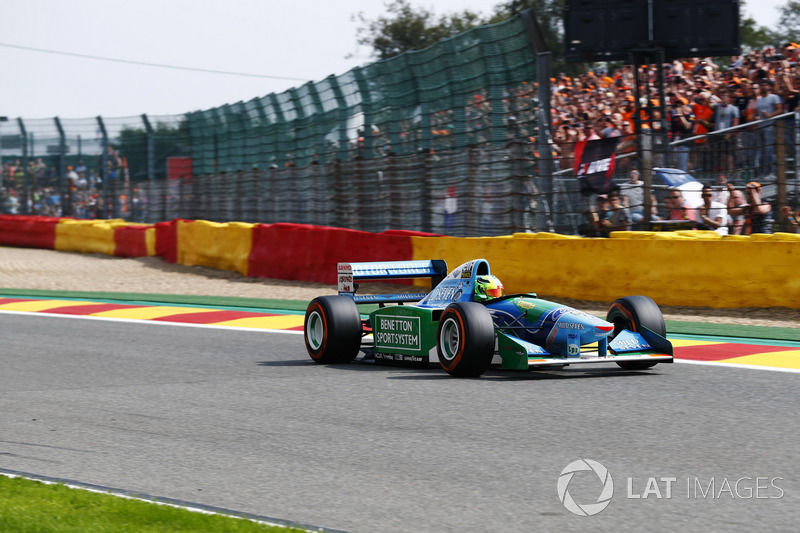 Mick Schumacher conduce el Benetton B194 conducido por su padre Michael Schumacher en el Campeonato