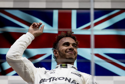 Il vincitore della gara Lewis Hamilton, Mercedes AMG F1, sul podio