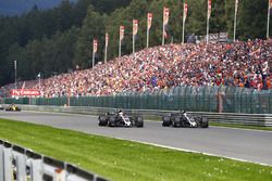 Romain Grosjean, Haas F1 Team VF-17, en lutte avec Kevin Magnussen, Haas F1 Team VF-17