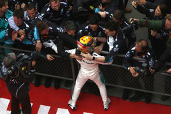 Lewis Hamilton, Mercedes AMG, viert feest met het team