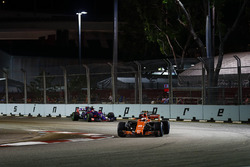 Stoffel Vandoorne, McLaren MCL32, Carlos Sainz Jr., Scuderia Toro Rosso STR12