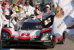 I vincitori #2 Porsche Team Porsche 919 Hybrid: Timo Bernhard, Earl Bamber, Brendon Hartley