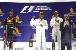 Temporada 2017 F1-singapore-gp-2017-podium-race-winner-lewis-hamilton-mercedes-amg-f1-second-place-daniel