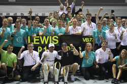 Il vincitore della gara Lewis Hamilton, Mercedes AMG F1, il terzo classificato Valtteri Bottas, Mer