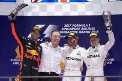 Podium: tweede plaats Daniel Ricciardo, Red Bull Racing, race winnaar Lewis Hamilton, Mercedes AMG F