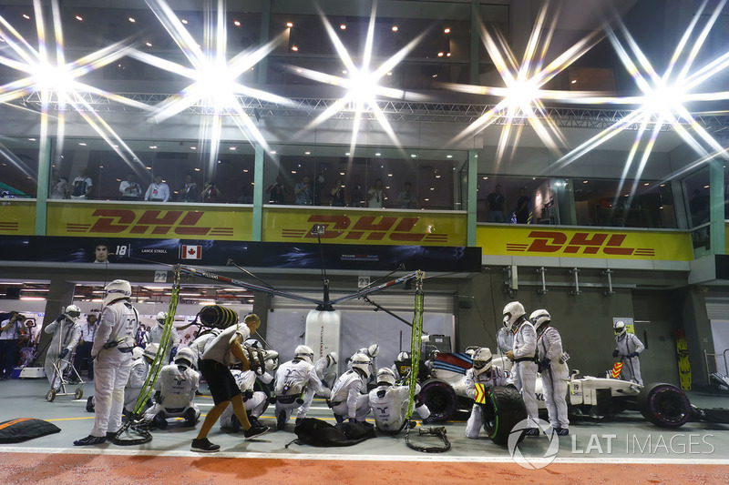 Lance Stroll, Williams FW40, pit stop