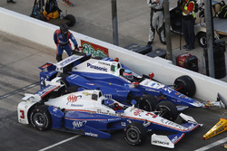 Helio Castroneves, Team Penske Chevrolet Takuma Sato, Andretti Autosport Honda pit stop crash