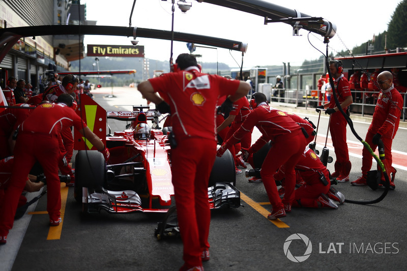 Sebastian Vettel, Ferrari SF70H, fa una prova di pit stop