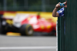 Kimi Raikkonen, Ferrari SF70H, supera un fan mentre scatta una foto