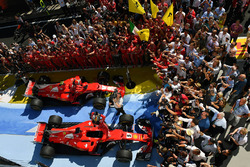 Il vincitore della gara Sebastian Vettel, Ferrari e Kimi Raikkonen, Ferrari festeggiano nel parco ch