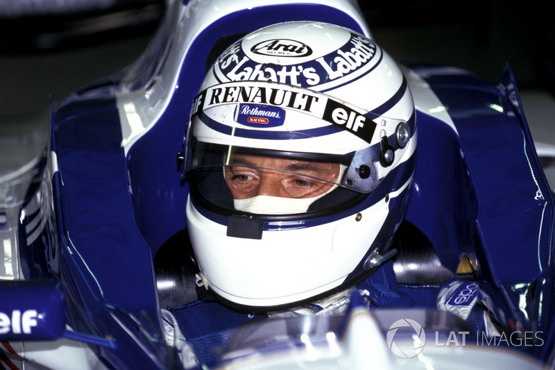 Riccardo Patrese conduce el el ganador del Campeonato Williams Renault FW18