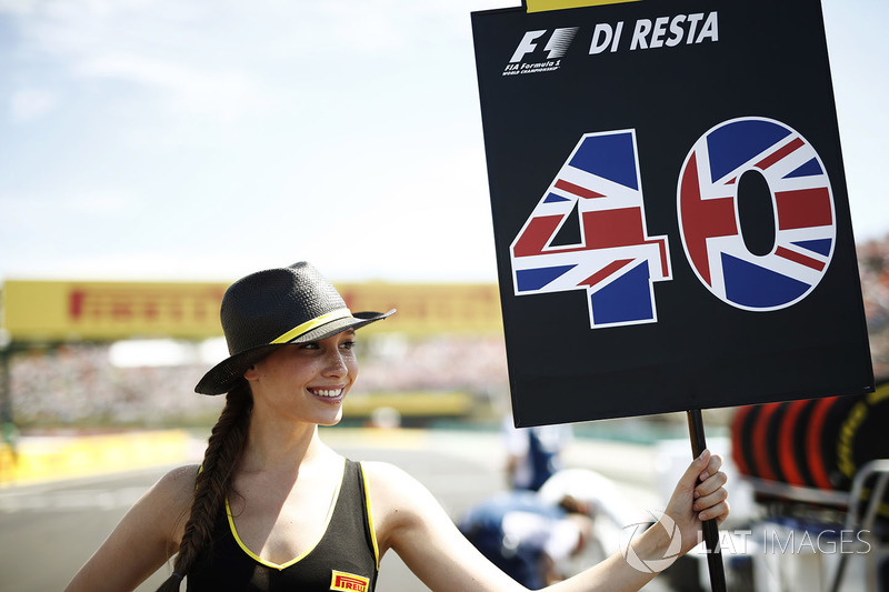 Grid girl for Paul di Resta, Williams FW40