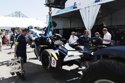 La monoposto di Sébastien Buemi, Renault e.Dams, viene riportata ai box dopo l'incidente