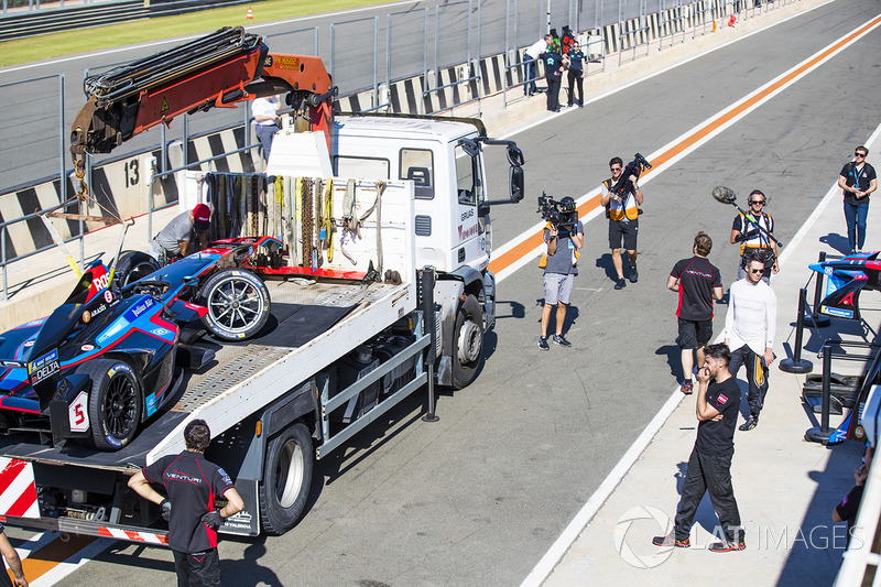 Andre Lotterer, Techeetah inspects the damage to car of James Rossiter, Venturi Formula E Team