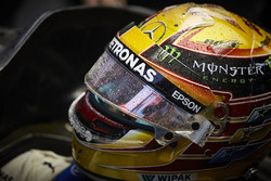 Lewis Hamilton, Mercedes AMG F1, siede nell'abitacolo della sua monoposto nel garage