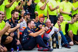 Гонщики Red Bull Racing Макс Ферстаппен и Даниэль Риккардо празднуют победу вместе с командой Red Bu