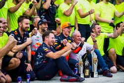 Yarış galibi Max Verstappen, Red Bull Racing ve 3. Daniel Ricciardo, Red Bull Racing, Christian Horn