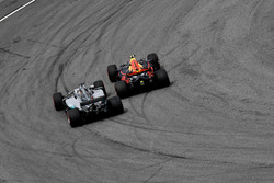 Max Verstappen, Red Bull Racing RB13 supera Lewis Hamilton, Mercedes-Benz F1 W08 e prende il comando