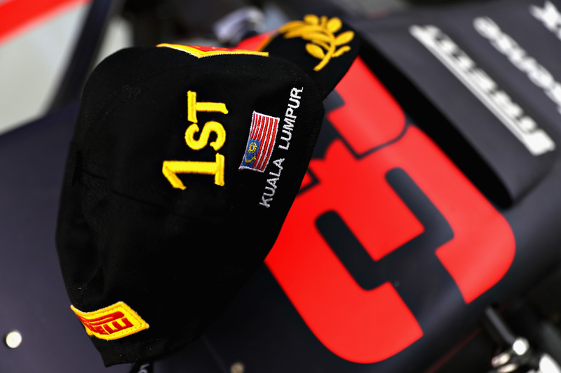 The winners cap of Max Verstappen, Red Bull Racing