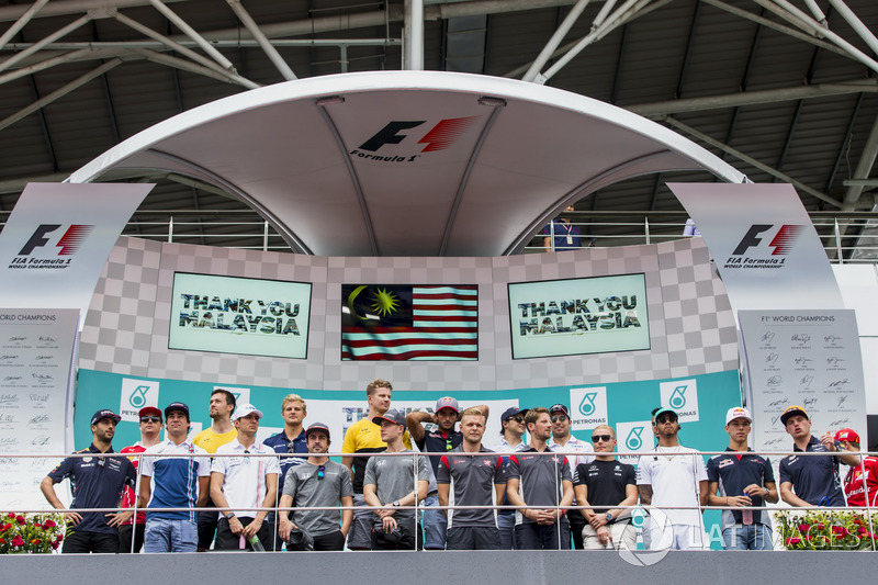Para pembalap di podium