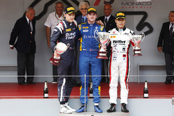 Podium: winner Oliver Rowland, DAMS, second place Artem Markelov, RUSSIAN TIME, third place Nobuharu