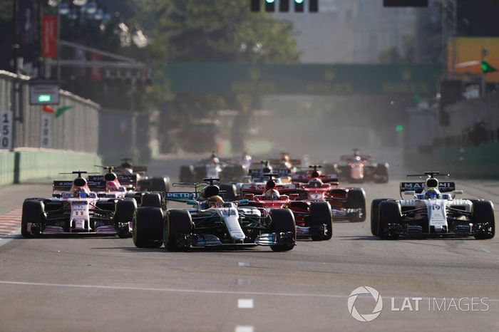 Lewis Hamilton, Mercedes AMG F1 W08, Sebastian Vettel, Ferrari SF70H, pasan a Felipe Massa, Williams FW40, y a Sergio Pérez, Sahara Force India F1 VJM10, Kimi Raikkonen, Ferrari SF70H  y Esteban Ocon, Sahara Force India F1 VJM10
