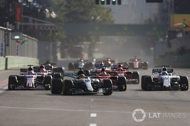 Lewis Hamilton, Mercedes AMG F1 W08, Sebastian Vettel, Ferrari SF70H, pasan a Felipe Massa, Williams FW40, y a Sergio Pérez, Sahara Force India F1 VJM10, Kimi Raikkonen, Ferrari SF70H y Esteban Ocon, Sahara Force India F1 VJM10