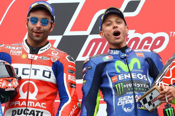Podio: segundo lugar Danilo Petrucci, Pramac Racing, ganador de la carrera Valentino Rossi, Yamaha Factory Racing
