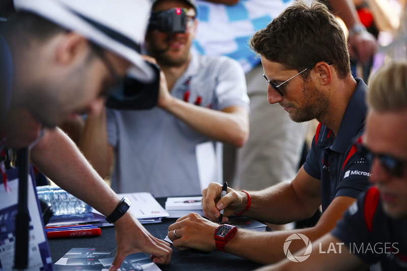 Romain Grosjean, Haas F1 Team, Kevin Magnussen, Haas F1 Team, firmano autografi per i fan
