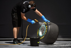 Mercedes AMG F1, Mechaniker wäscht Pirelli-Reifen