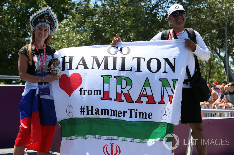 Fans, Flagge für Lewis Hamilton, Mercedes AMG F1