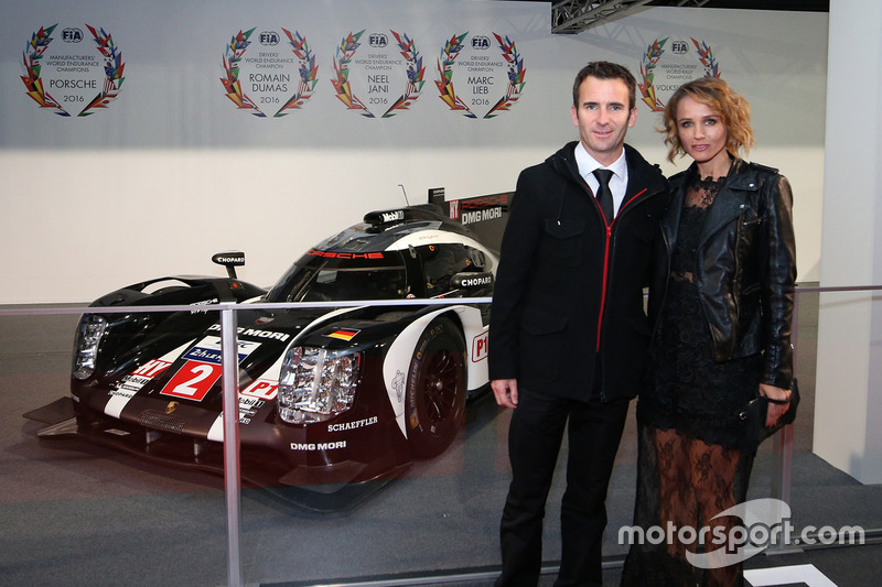 Le champion du monde WEC Romain Dumas, Porsche Team et sa femme Elysia
