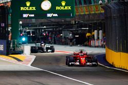 Kimi Raikkonen, Ferrari SF70H, suivi par Lewis Hamilton, Mercedes AMG F1 W08