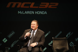 Zak Brown, Director Ejecutivo del grupo de tecnología de McLaren, es entrevistado en el escenario