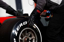 Шина Pirelli на Haas F1 VF-17 Ромена Грожана