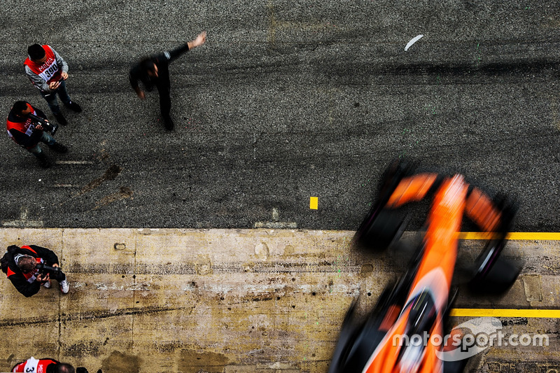 Fernando Alonso, McLaren MCL32 quitte les stands