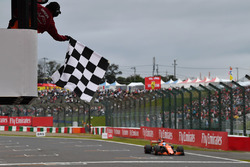 Fernando Alonso, McLaren MCL32 passe sous le drapeau à damier