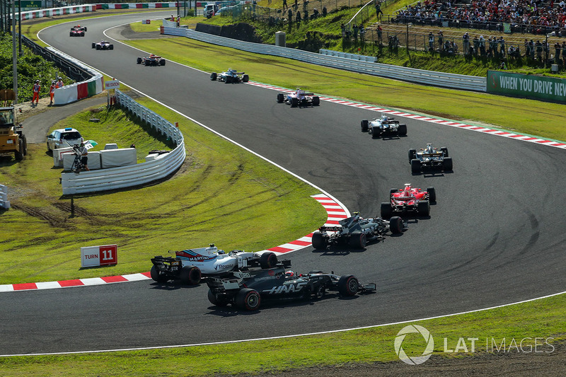 Romain Grosjean, Haas F1 Team VF-17 e Lance Stroll, Williams FW40 lottano per la posizione alla partenza