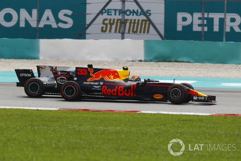 Max Verstappen, Red Bull Racing RB13, supera Lewis Hamilton, Mercedes F1 W08