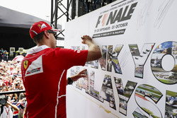 Sebastian Vettel, Ferrari, firma un autografo sul palco