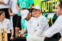 Le vainqueur Valtteri Bottas, Mercedes AMG F1, celebrates, Lewis Hamilton, Mercedes AMG F1, et l'équipe Mercedes