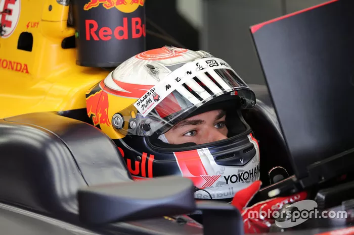 Campeão da GP2 em 2016, o francês ficou a meio ponto de conquistar a Super Fórmula em 2017. Naquele ano, estreou pela Toro Rosso, substituindo Daniil Kvyat no GP da Malásia.