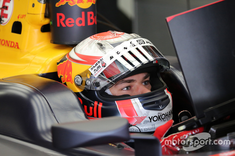 El francés, campeón de la GP2 en 2016 y se quedó a medio punto de ganar la Super Fórmula japonesa en 2017, debutó con Red Bull sustituyendo a Daniil Kvyat en el GP de Malasia de ese año. En menos de año y medio, se ganó el ascenso.
