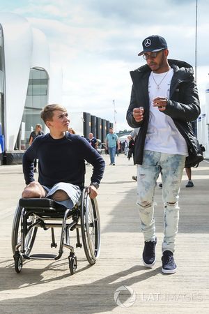 Lewis Hamilton, Mercedes AMG F1, discute avec Billy Monger