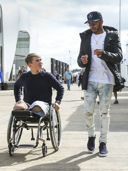 Lewis Hamilton, Mercedes AMG F1, discute avec Billy Monger