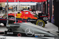 A line-up of Formula 1 cars in Trafalgar Square ahead of the London F1 street demonstration. L-R: A Mercedes, Red Bull Racing, Ferrari, Force India, Williams, McLaren, Scuderia Toro Rosso and Haas F1 Team