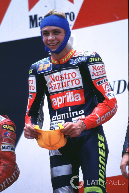 Valentino Rossi di atas podium Sentul - perhatikan kepala dan lehernya
