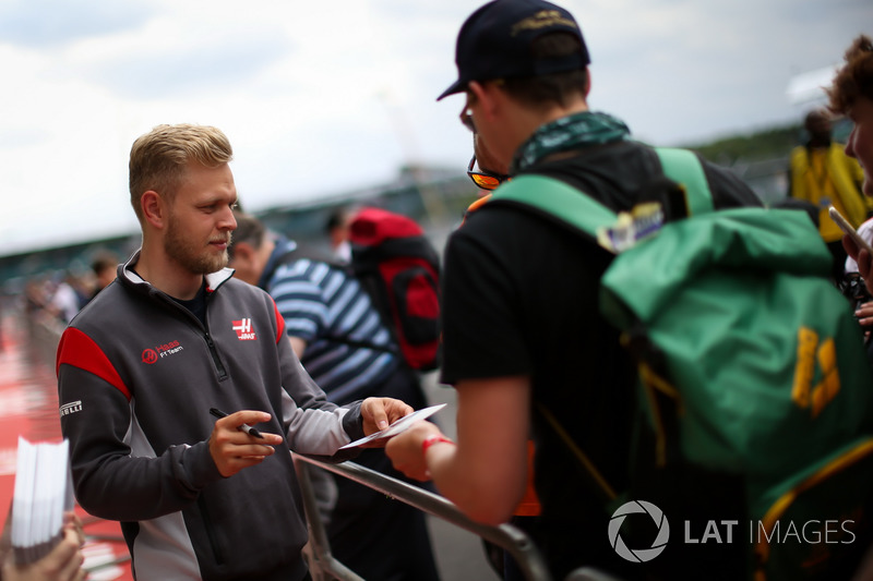 Kevin Magnussen, Haas F1 Team signs autographs for the fans