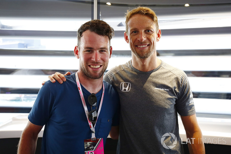 Jenson Button, McLaren, bisikletçi Mark Cavendish