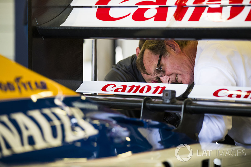 Dickie Stanford examines the rear of a Wiliams Renault Sport F1 Team